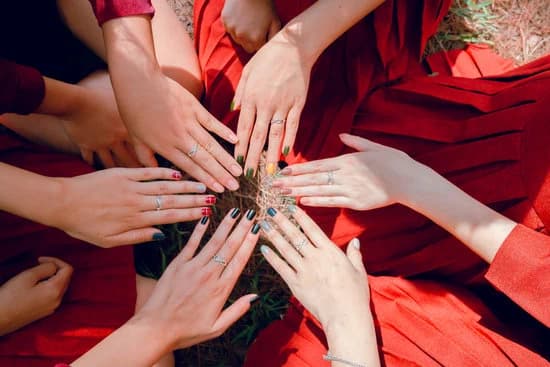 qué-es-la-fibromialgia-manos-unidas-mujeres