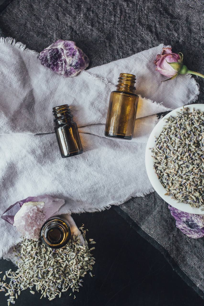 Rosa mosqueta y aceites esenciales: cómo integrarlos en tu rutina de noche